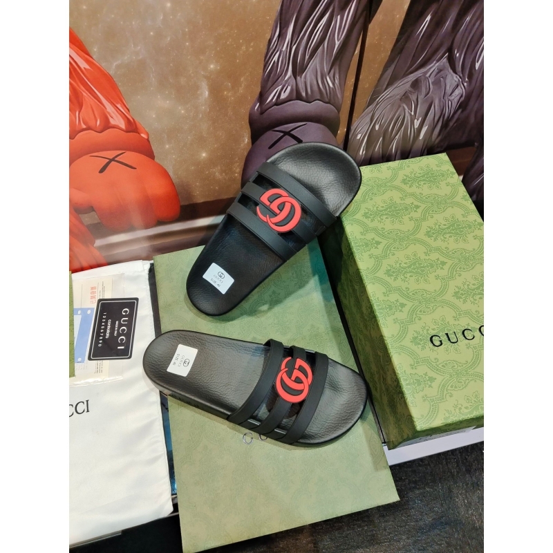 G*u*i slippers